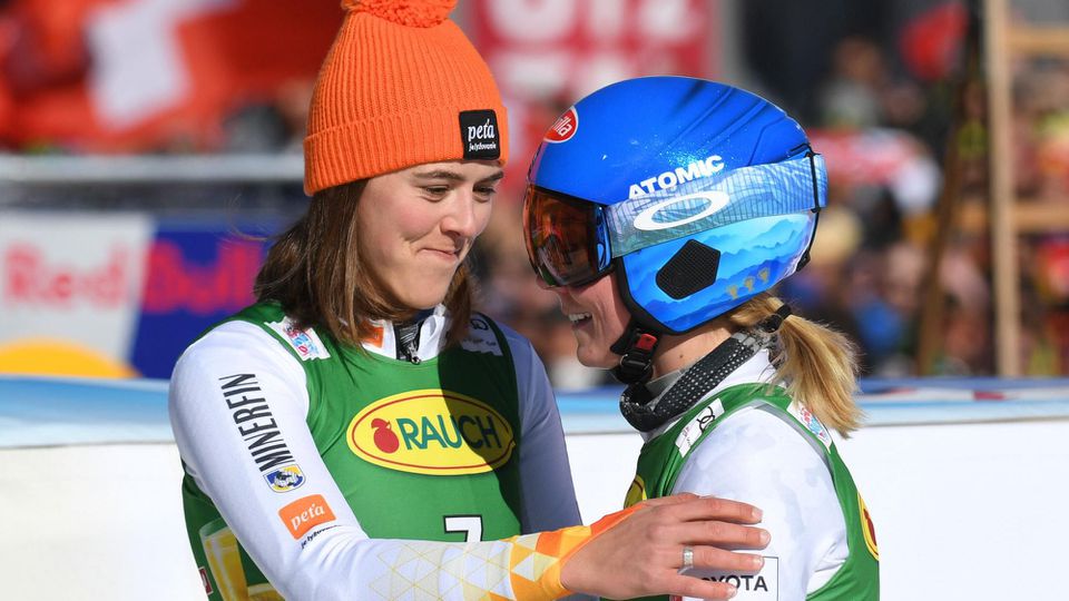 Slovenka Petra Vlhová (vľavo) gratuluje Američanke Mikaele Shiffrinovej k víťazstvu v otváracom obrovskom slalome