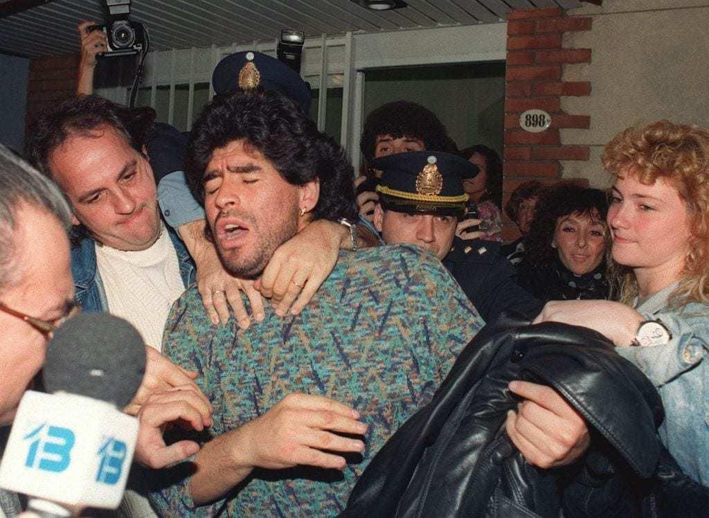 Diego Maradona odvádzaný na drogový test po zápase Neapola proti Bari
