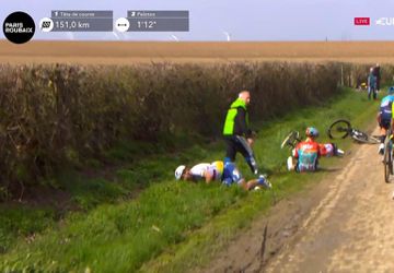 Ďalšia pohroma Petra Sagana. Spadol na kockách a Paríž - Roubaix nedokončil