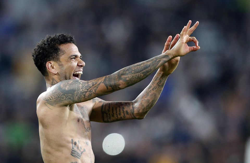 Dani Alves sa teší z víťazstva Juventusu.