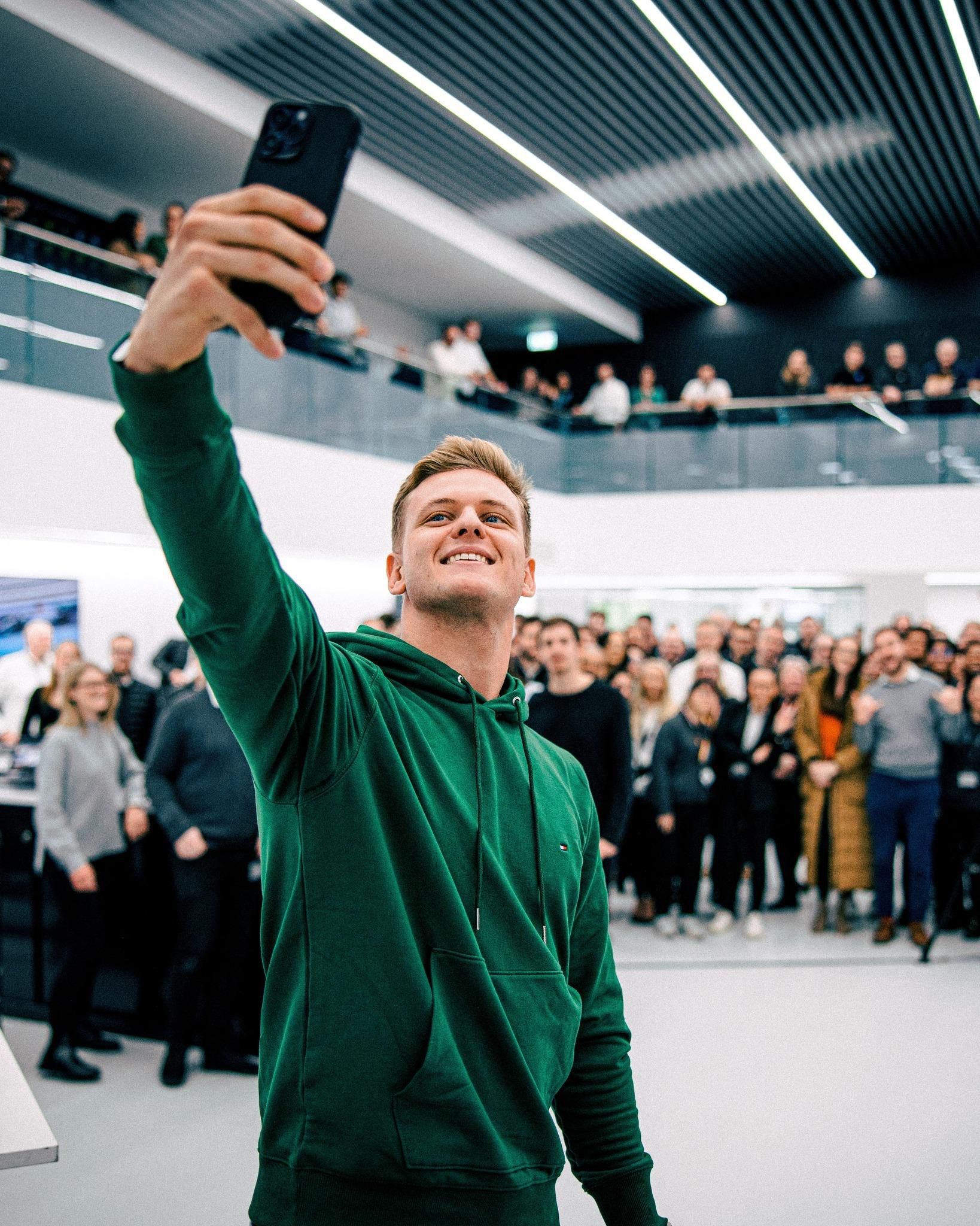 Mick Schmacher s pracovníkmi tímu Mercedes F1