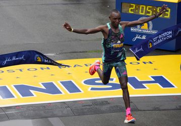 Keňan Chebet obhájil prvenstvo na Bostonskom maratóne a napodobnil krajana