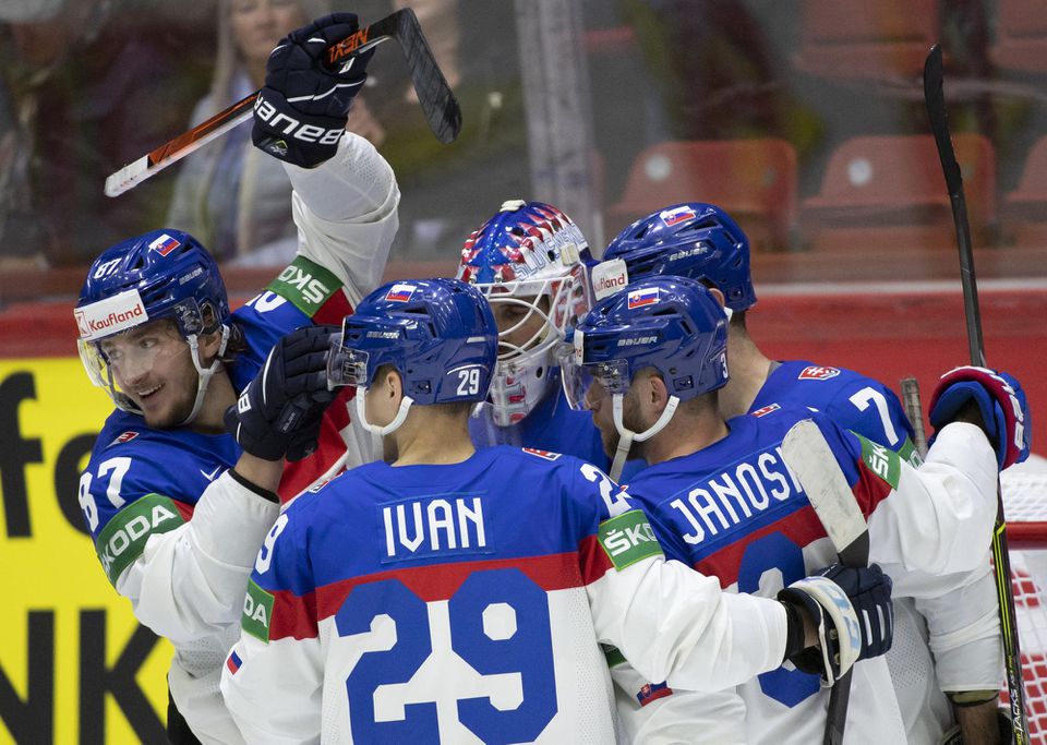MS v hokeji 2022: Francúzsko - Slovensko (Pavol Regenda, Michal Ivan, Patrik Rybár, Mário Grman a Adam Jánošík sa tešia z víťazstva)