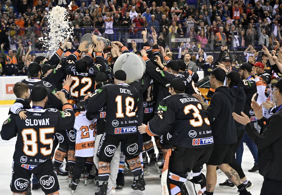 Hokejisti HC Košice sa tešia zo zisku majstrovského titulu