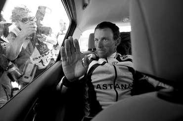 Armstrong trpí ako pes, z pretekov odstúpil