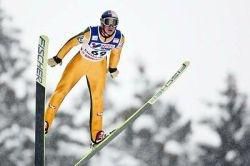Skoky na lyžiach: Schlierenzauer pri Innsbrucku doletel najďalej
