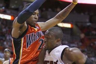 NBA: Wade drží Miami v hre, Boston tasil Robinsona