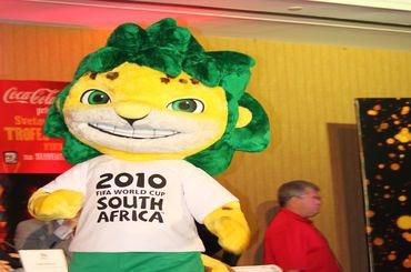 Pohar fifa na slovensku nechybal maskot ms2010  sport sk juraj kubis