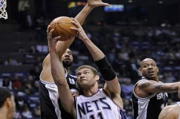 Lopez nets duncan spurs