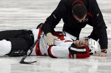 VIDEO NHL: Eliáš opustil ľad na nosidlách