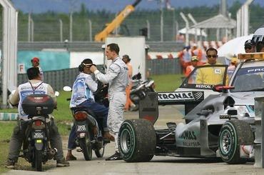 Schumacher verí, že ešte zasiahne do bojov o titul
