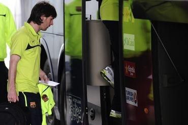 Messi barcelona nastupuje do busu semifinale lm 2010