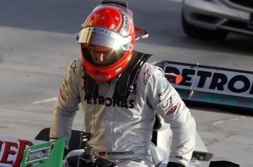 Schumacher michael vychadza z monopostu vc bahrajn 2010