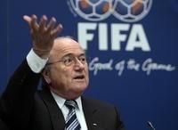 Platini a Blatter vyjadrili Poľsku sústrasť a podporu
