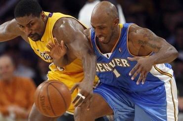 NBA: Lakers na lopatkách od Denveru, Dallas nestačil na Minnesotu