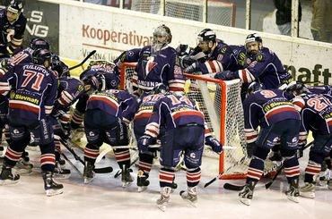 Slovan hraci okolo branka rybar 5finale 2010