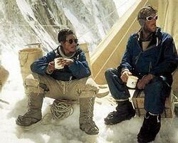 Popol Edmunda Hillaryho sa dostane na vrchol Mount Everestu