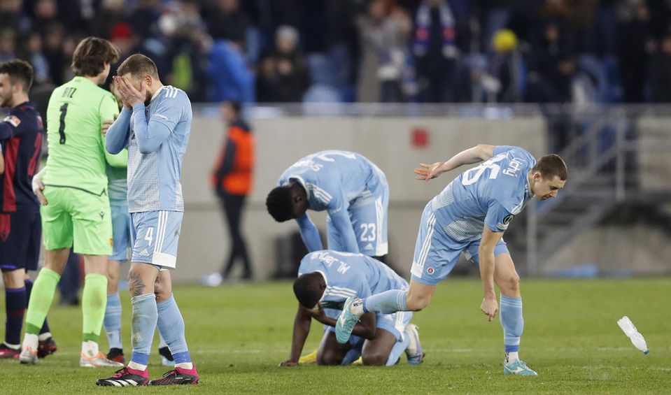 Smútok hráčov ŠK Slovan Bratislava počas zápasu s FC Bazilej.