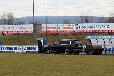 Prezident Spartaka Trnava valcoval na luxusnom BMW trávnik Slovana: Chcel som pomôcť tímu