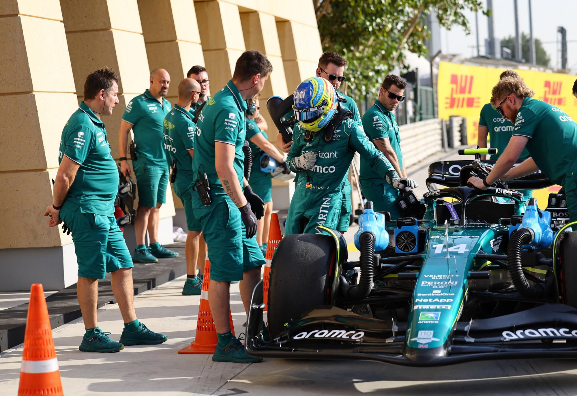 Fernanddo Alonso vystupuje z monopostu Aston Martin