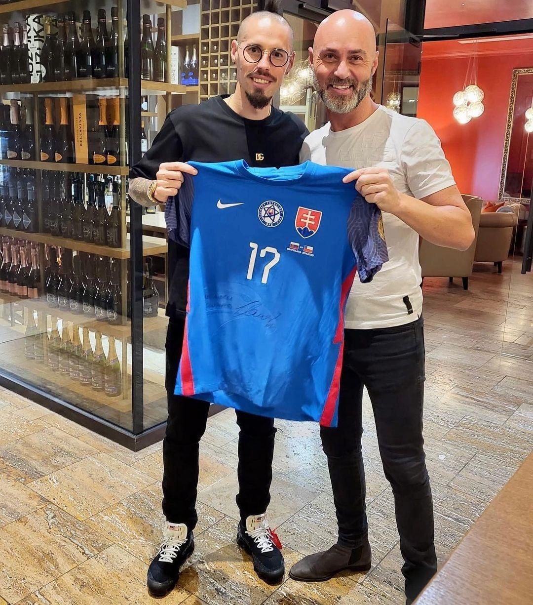 Andrea Ena pozná mnohých slovenských futbalistov. Jeden z nich je aj Marek Hamšík, ktorý mu venoval dres.