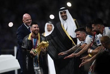 MS vo futbale 2022: Poslanec z Ománu ponúkol za Messiho bisht milión dolárov