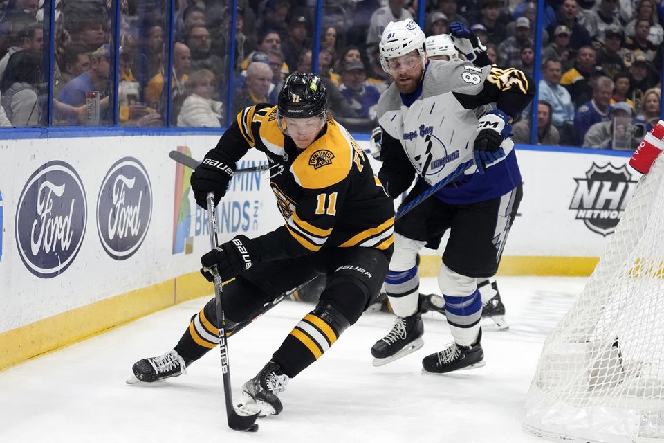 Erik Černák v zápase Boston Bruins - Tampa Bay Lightning