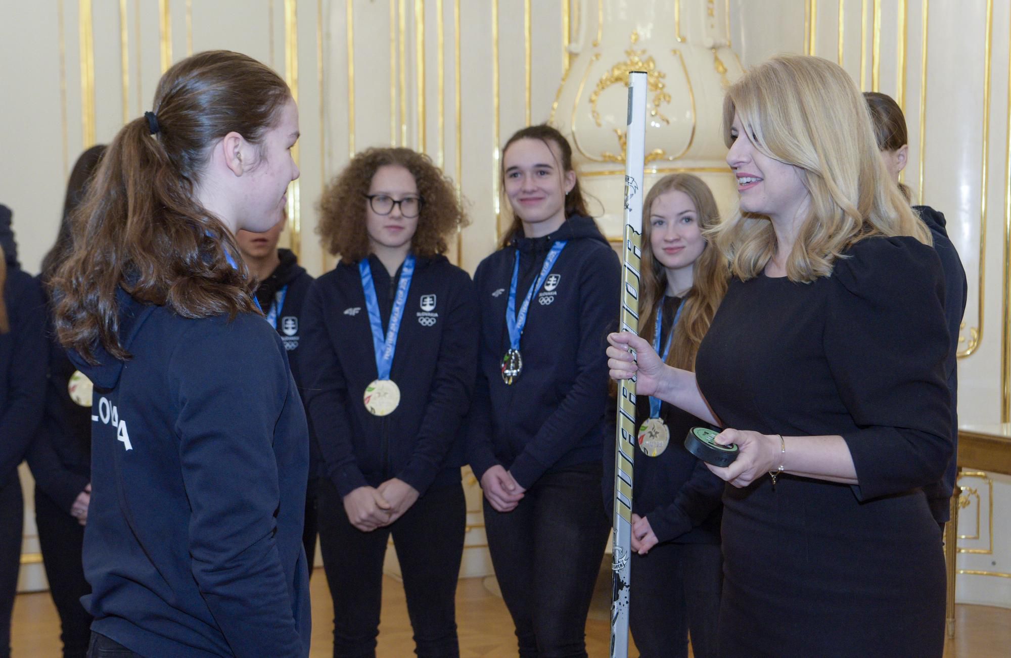 Slovenská reprezentantka v hokeji do 16 rokov Nela Lopušanová počas prijatia prezidentkou SR Zuzanou Čaputovou