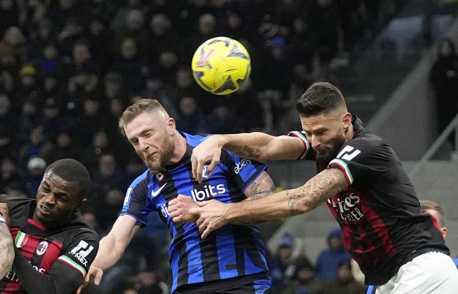 Milan Škriniar (Inter Miláno) a Olivier Giroud (AC Miláno)