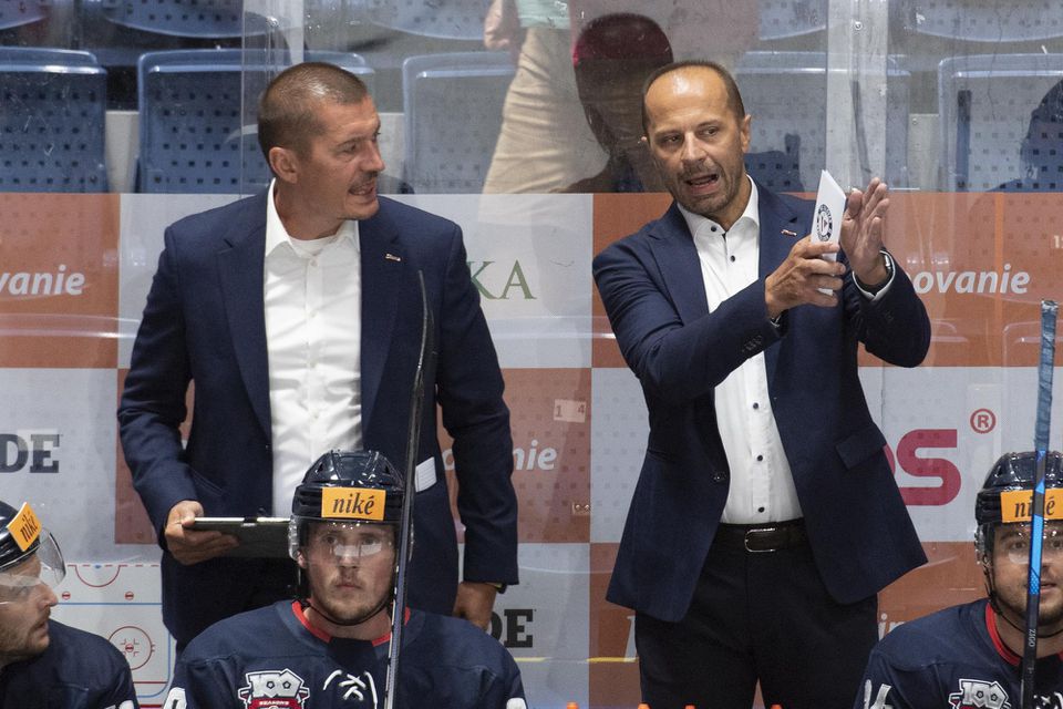 vpravo tréner Slovana Ján Pardavý a vľavo jeho asistent Richard Kapuš