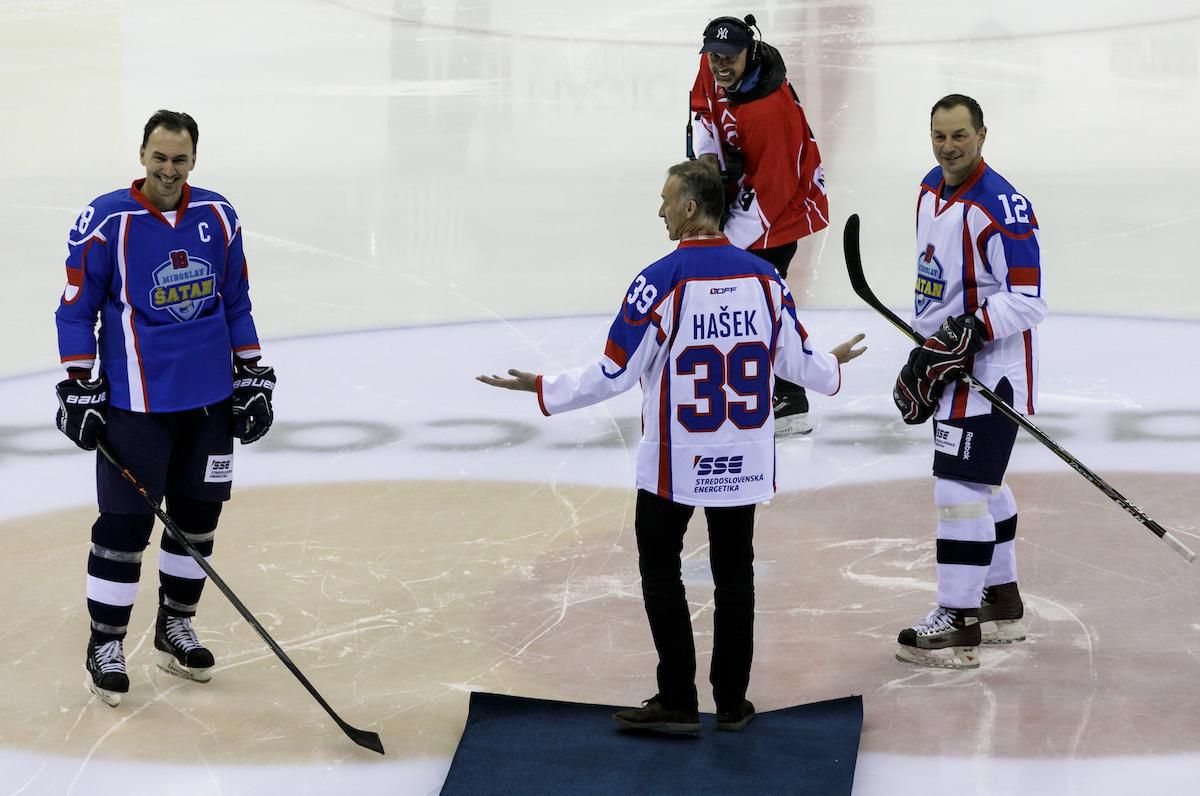 Dominik Hašek s Miroslavom Šatanom a Petrom Bondrom v roku 2018 v Bratislave počas exhibičného zápasu na počesť Šatanovej kariéry.