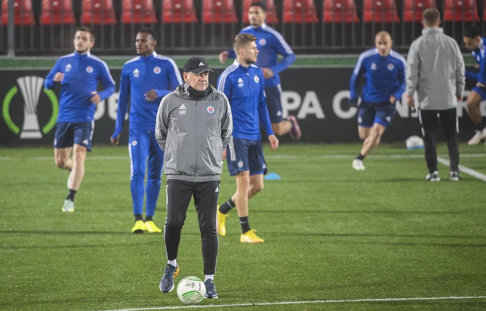 tréner ŠK Slovan Bratislava Vladimír Weiss st. počas tréningu