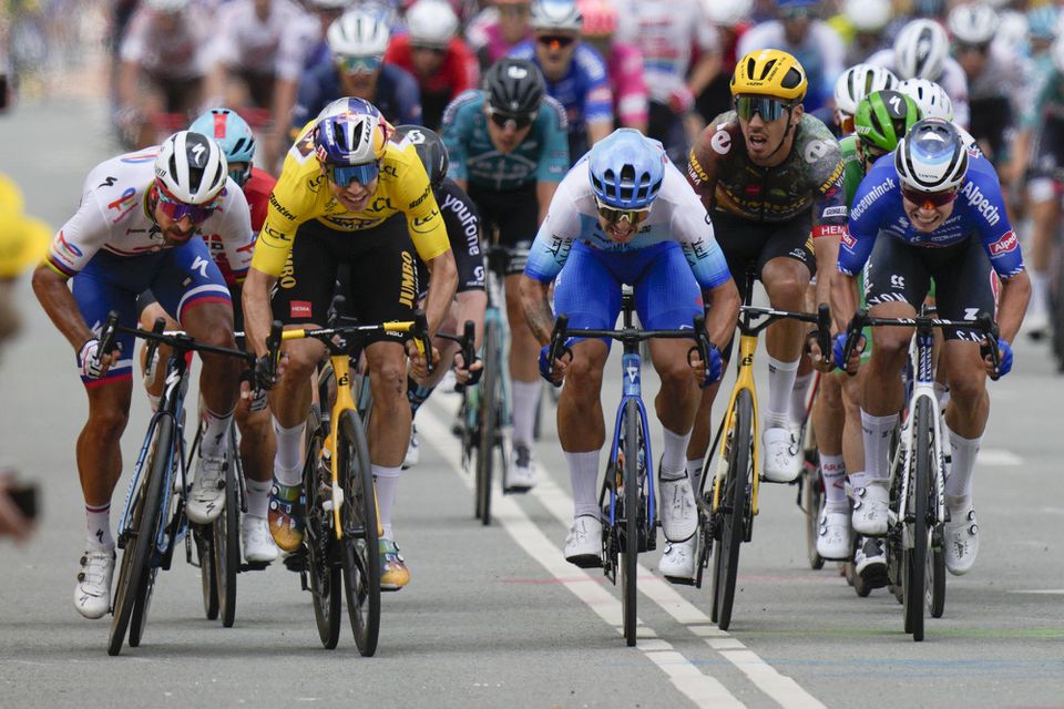 Súboj Petra Sagana a Wouta van Aerta v 3. etape Tour de France 2022.