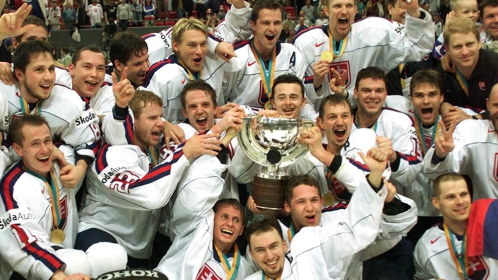 Obranca Slovenska Dušan Milo (vľavo dole) po finálovom triumfe na MS v Göteborgu 2002