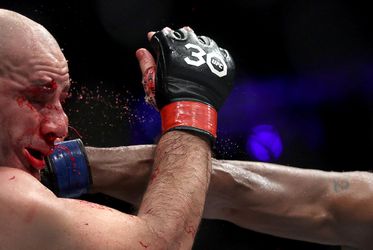 FOTO z UFC 283: Nič pre citlivé povahy, 43-ročná legenda v boji o titul ustála brutálny výprask