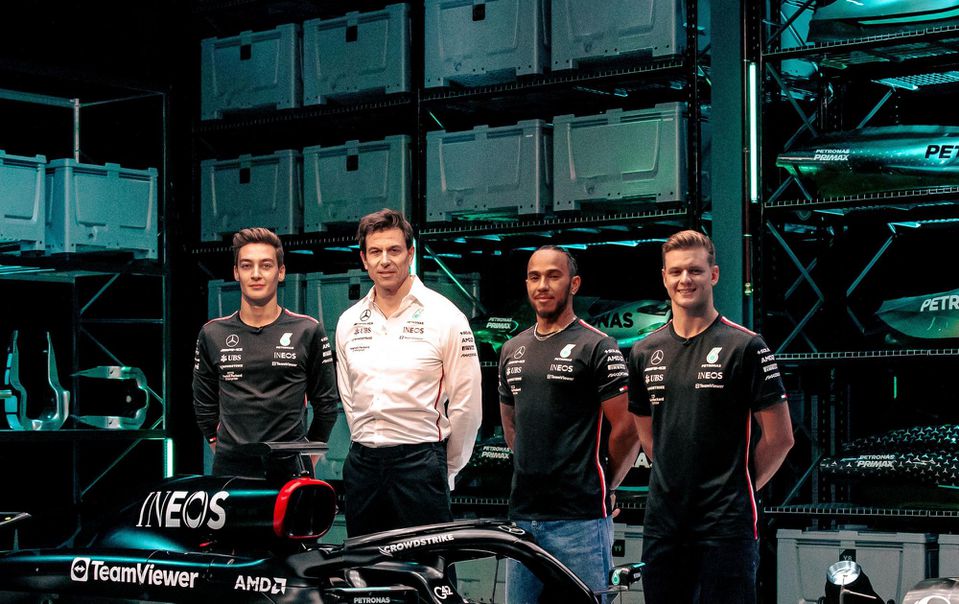 George Russell, Toto Wolff, Lewis Hamilton a Mick Schumacher