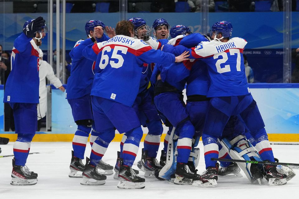 Slovenskí hokejisti sa tešia zo zisku bronzových medailí na ZOH 2022 v Pekingu