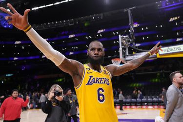 NBA: LeBron James hviezdil pri výhre Lakers proti Houstonu. Tatum dal 51 bodov