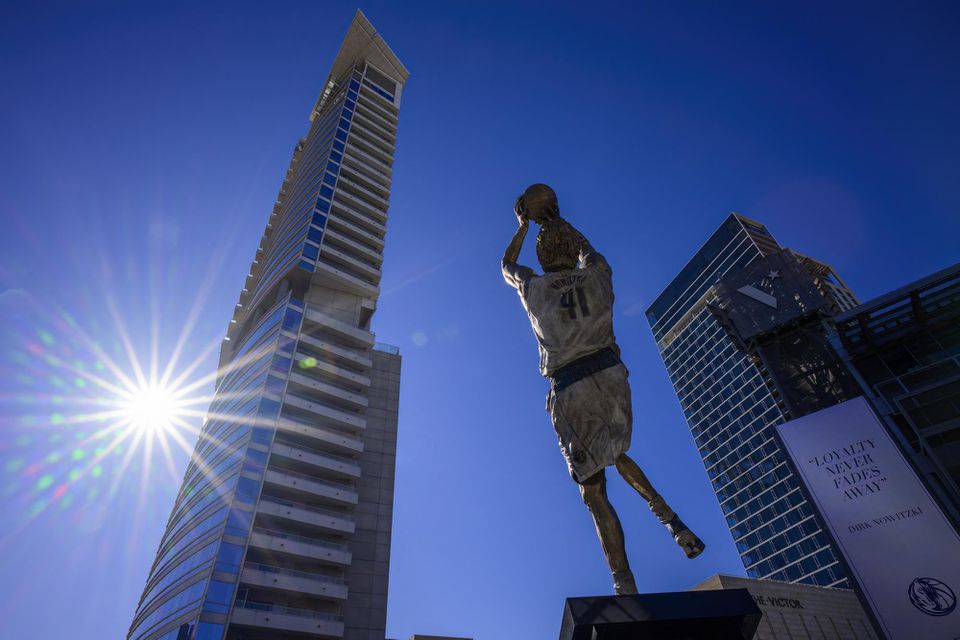 Dirk Nowitzki so sochou pred štadiónom klubu Dallas Mavericks