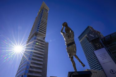 Legendárny Nemec Dirk Nowitzki bol poctený sochou pred štadiónom Dallasu Mavericks