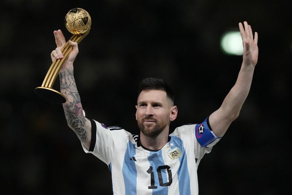 Lionel Messi so Zlatou loptou pre najlepšieho hráča MS vo futbale 2022.