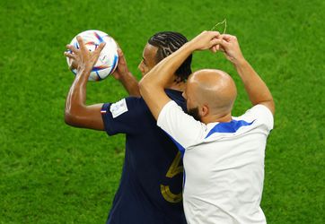 MS vo futbale 2022: Kuriózna situácia v zápase Francúzska. Koundé si musel dať dole retiazku