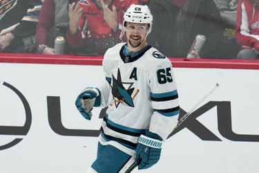 Tréner San Jose označil Karlssona za víťaza Norrisovej trofeje: V NHL nie je lepší obranca