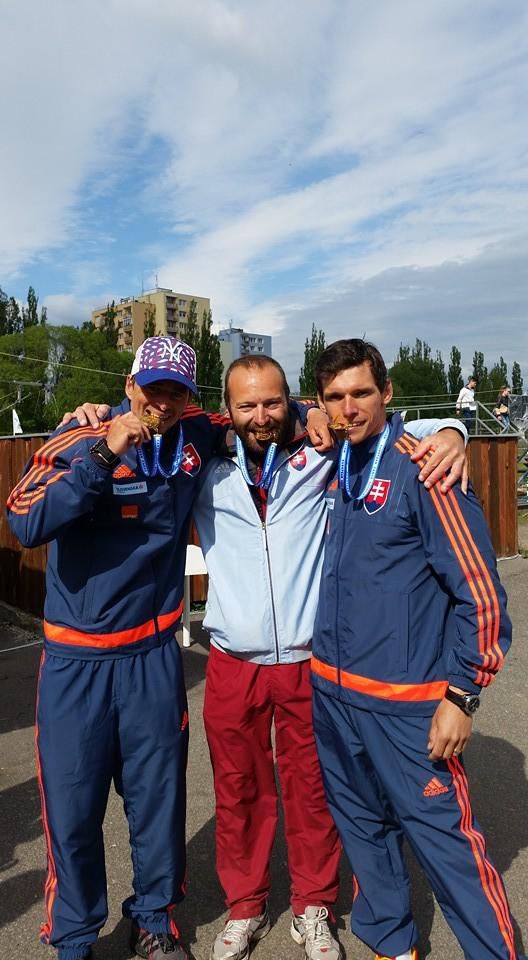 Tomáš Kučera (vľavo) so zlatou medailou za víťazstvo na majstrovstvách Európy 2016 na domácej vode v Liptovskom Mikuláši. Vpravo jeho parťák Ján Bátik, v strede tréner Stanislav Gejdoš.