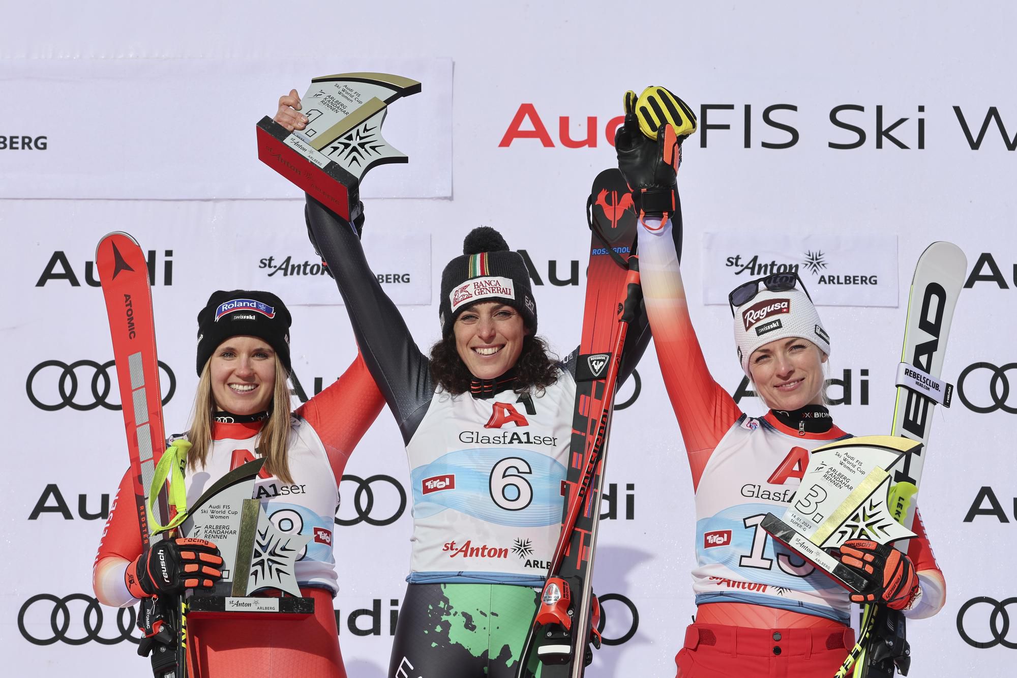 Federica Brignoneová oslavuje triumf spolu s druhou Joana Hählenovou (vľavo) a treťou Larou Gut-Behramiovou