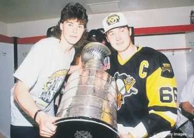 Osemnásťročný Jaromír Jágr odštartoval kariéru v NHL po boku spoluhráča v Pittsburghu Maria Lemieuxa.