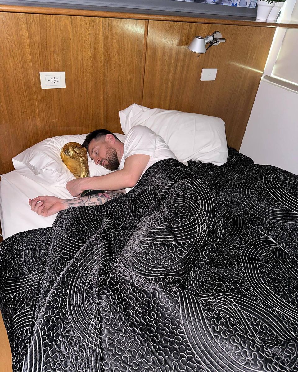Lionel Messi v posteli s trofejou majstra sveta