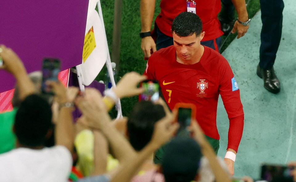 Cristiano Ronaldo schádza z ihriska