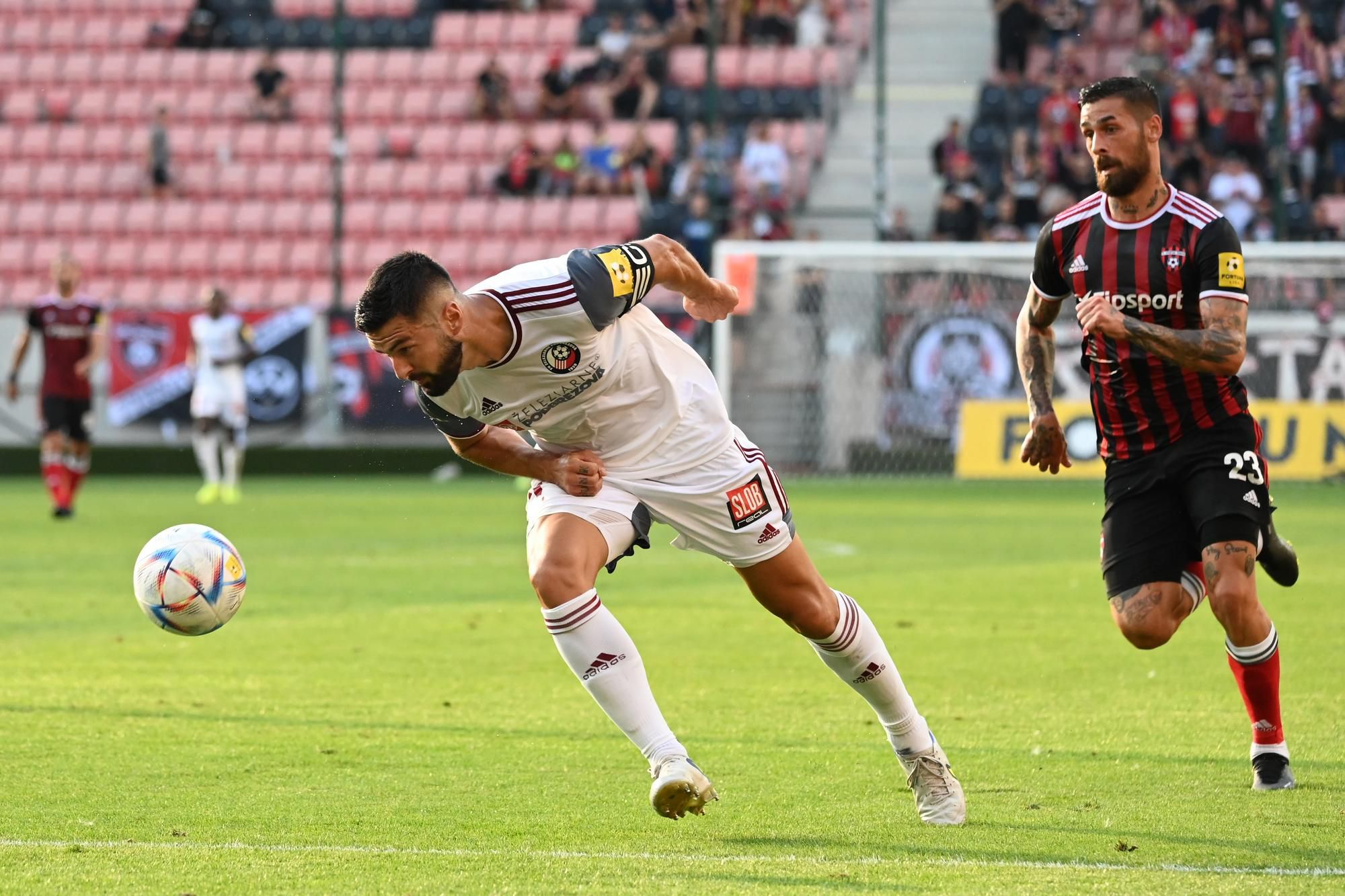 Boris Godál (Železiarne Podbrezová) a Erik Daniel (Spartak Trnava)