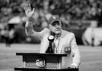 Vo veku 95 rokov zomrel člen Siene slávy NFL Bud Grant